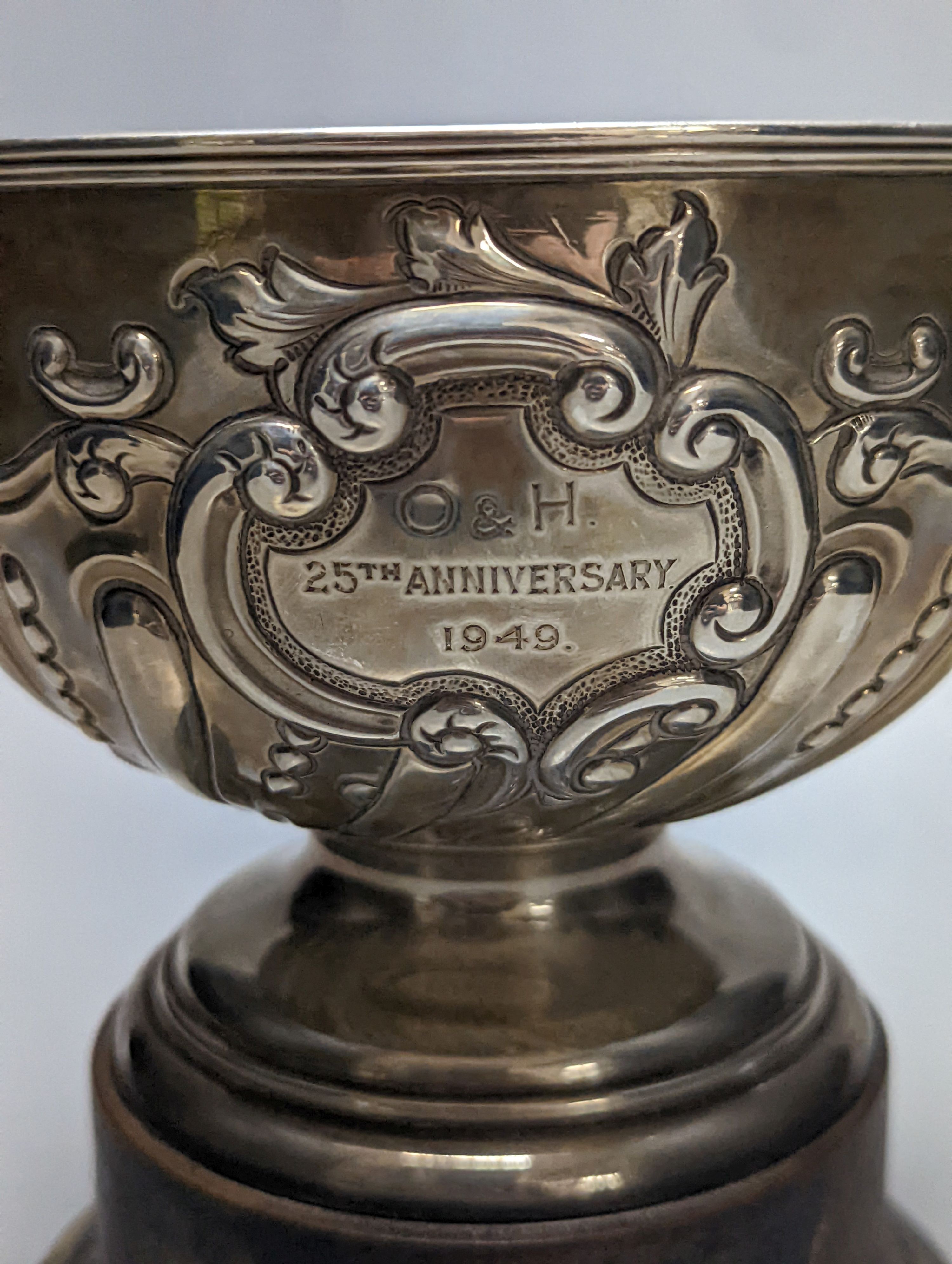 An Edwardian repousse silver presentation rose bowl, Nathan & Hayes, Chester, 1906, 15.3cm diameter, 10oz, on wooden plinth.